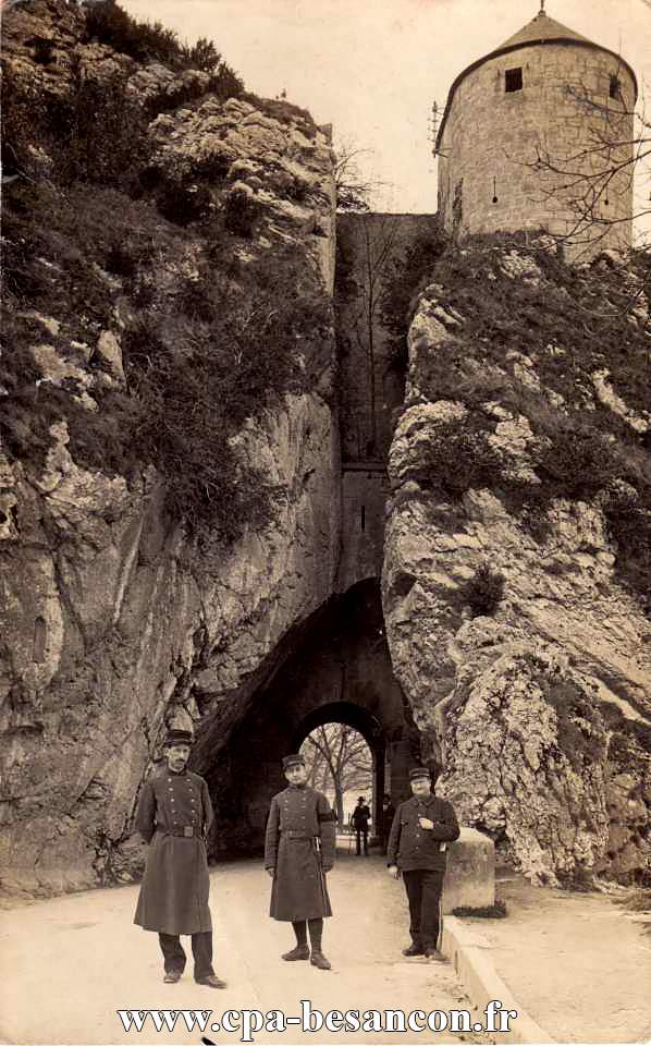 BESANÇON - Trois soldats devant la Porte taillée - Mars 1915